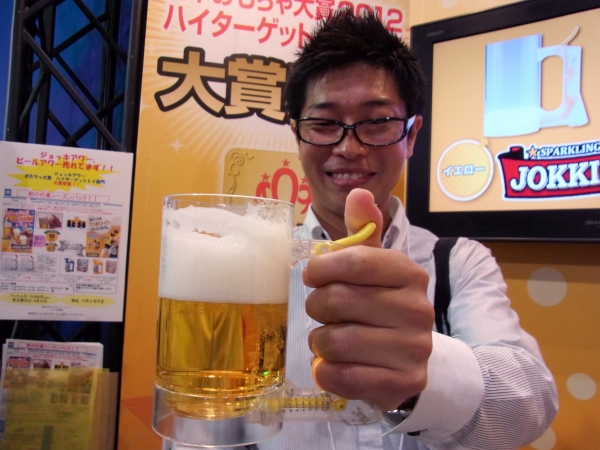 「このジョッキアワーなら、ワンプシュで、ほらこの通り泡立つんです」　たまりませんな！タカラトミーアーツ