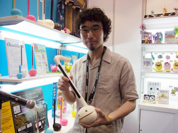タッチパネル部分にさわって奏でるカンタン楽器。では1曲。「オタマトーンデラックス」キューブ
