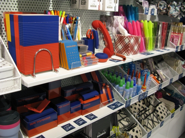 時間帯や天候によって商品を入れ替えできるように什器にも一工夫　「Francfranc THE POST」