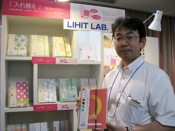 開閉可能なツイストリング綴じ具に4種類の表紙が同封。表紙が変えられる「コロモガエ・ダイアリー」リヒトラブ