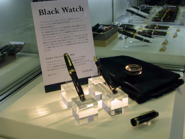 スコットランド伝統のブラックウォッチをイメージし深緑色に。伊東屋限定「プロギア　ブラックウォッチ2012」