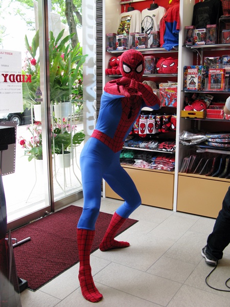 オープン祝いにスパイダーマンも来日！？　　ファッション・バラエティ1階