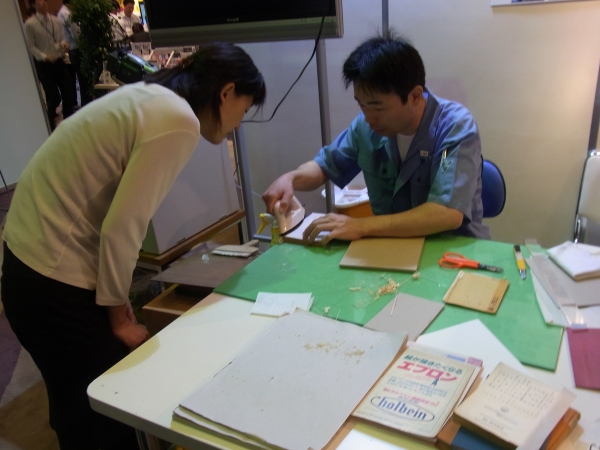 本の構造と破損箇所を修復、製本のメーン工場（兵庫県養父郡）在籍者による図書の修理実演