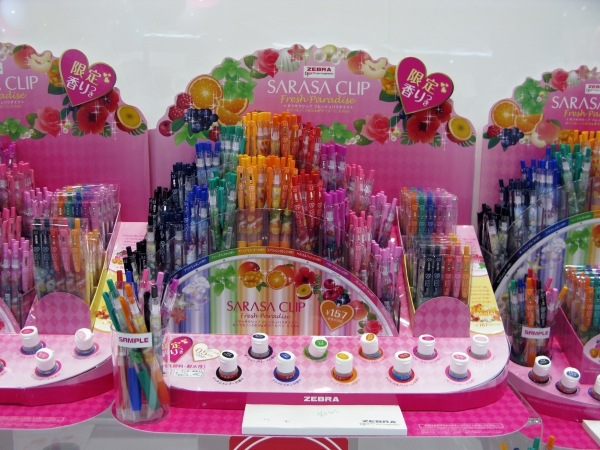 さらさら書き味の「サラサクリップ」に限定の香りつき（全10色）登場。　ゼブラ　