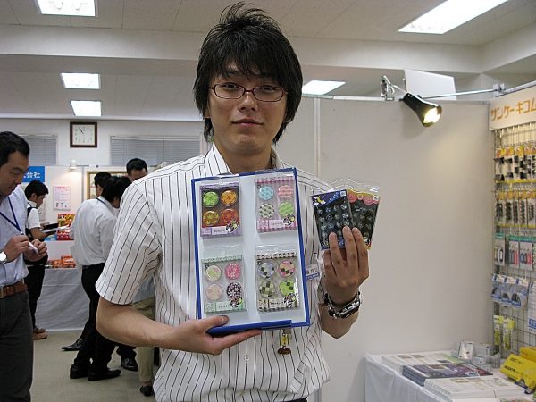 『今年は光ります』。蓄光なので暗い場所でほんのり光る画鋲「夜の彩り」マグネット「さくらさくら」サンケーキコム