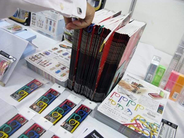 ぎゅうぎゅうにつまった本棚から本を一冊簡単に抜き取ることができる「hook book（フックブック）」共栄プラスチック