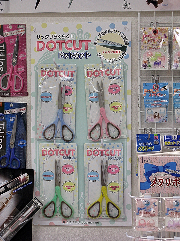 刃のドット模様（ディンプル加工）が切りやすさの秘密。サックリらくらく「ドットカット」デビカ