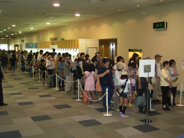 開会前から長蛇の列が