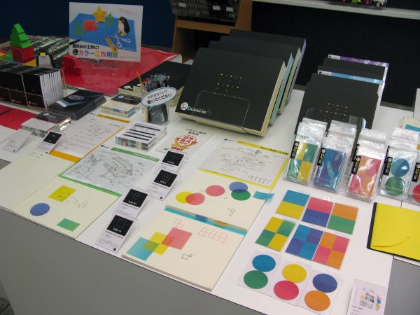 透明素材だから、貼った部分に重ねて書き込めるカラフルでポップな楽しい付箋。「DOT TAG」マルアイ