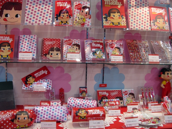 不二家の看板娘「ペコちゃん」とボーイフレンド「ポコチャン」ステショナリー登場。サンスター文具