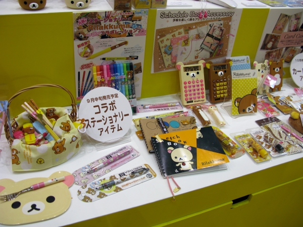「リラックマ」が巷で人気のステーショナリーや、誰でも知っているアイテムとコラボレーション。サンエックス