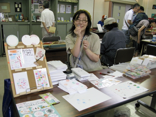 木木屋さんの着ているチュニックは、ねりけしにインクを付けて捺したオリジナル。