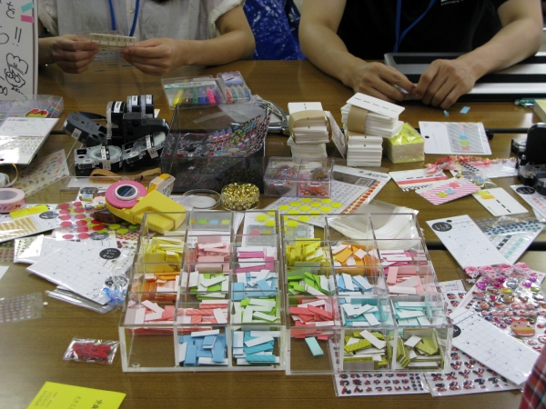「オリジナルココフセンカードを作ろう！」。向かって右手は、文具王・高畑正幸さんです。