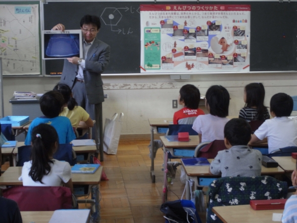 鉛筆の歴史、鉛筆のつくり方、鉛筆の知識について説明する齋藤さん