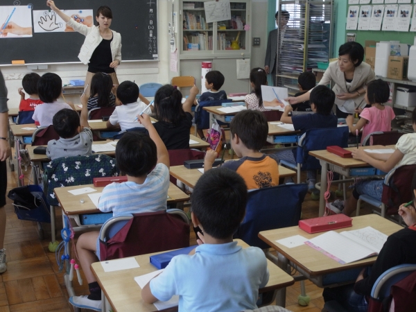 「人さし指は、先端から２５ミリのあたりに置きます」正しい鉛筆の持ち方を教える中山さん