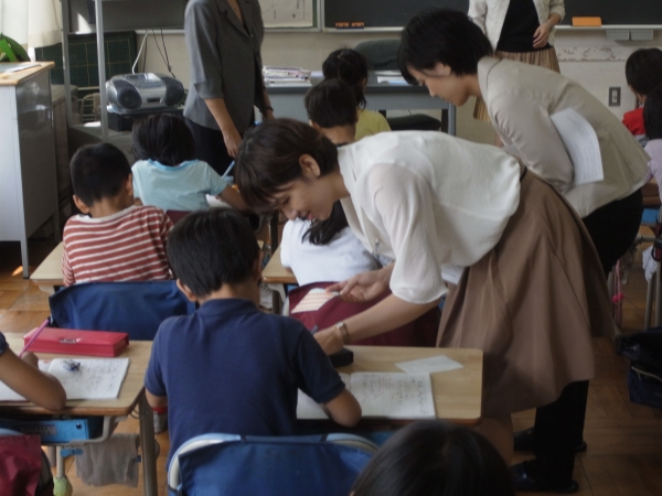 正しい持ち方診断、一人ひとり丁寧な指導がなされ、合格の児童には、合格マークが張られた