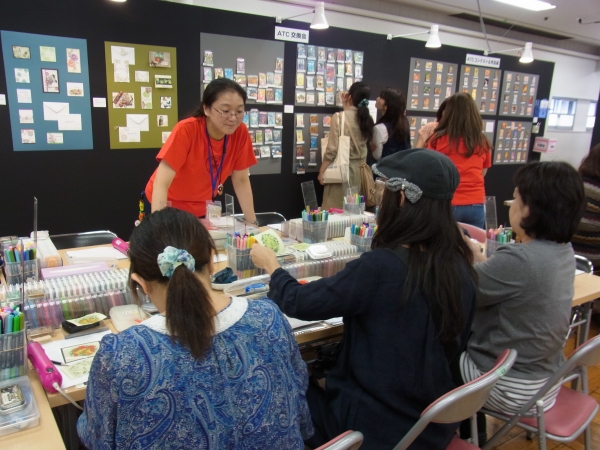 ワークショップ「ジングルベルカード」「限定スタンプで作るクリスマスリース」など　こどものかお