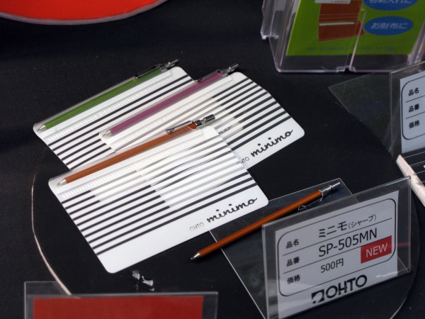 名刺入れに携帯できるペンホルダー付きなので緊急時のメモなどに最適！超極細「ミニモシャープ」オート