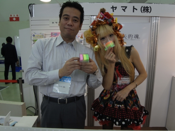 ヤマトさんからは、メモックロールテープを。さっそく髪の毛に貼らせていいただきました