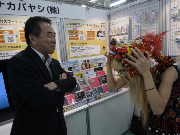 「その頭、どうなっているの？」「とりあえず、縁起のいいもの、全部乗せてるんです」　ナカバヤシ