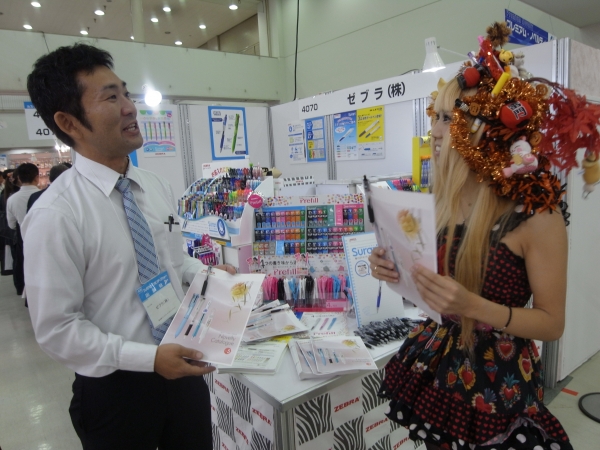 「サラリ」が刺してあるのを発見され「これ、髪になめらかなんです」それ、髪でなく紙でしょう　ゼブラ