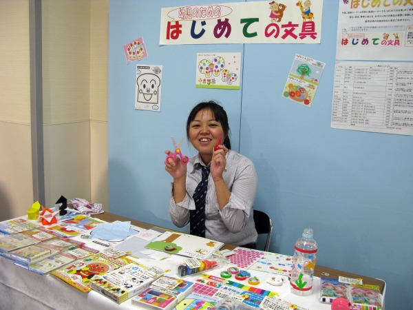 「書く」「貼る」「切る」をテーマに集めた、安心・安全・簡単な『幼児のためのはじめての文房具実演コーナー』