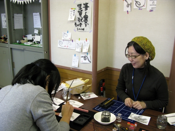書道家でもある木木屋さんの墨をすって、へびの年賀状を書きませんか?「筆と墨で年賀状準備！」