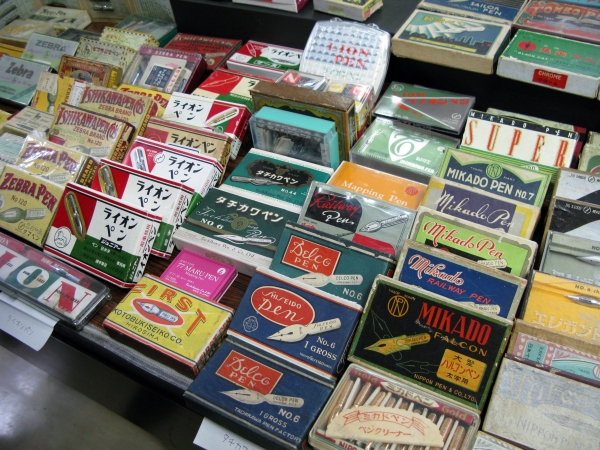 マンガを描く道具でおなじみの、つけペン。古い国産品を中心に展示「ペン先の秘密」藤川研究室