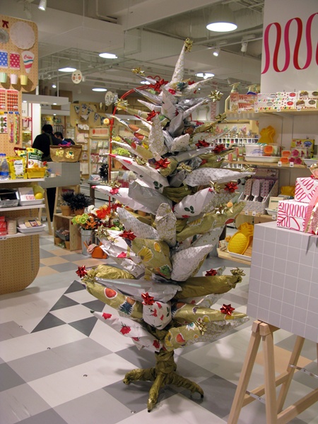 こんなツリー見たことある？包装紙をアレンジしたオリジナルクリスマスツリー