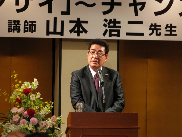 日本でもっとも忙しい侍ジャパンの山本浩二監督。文具業界はＷＢＣ3連覇に向けて応援してます！！