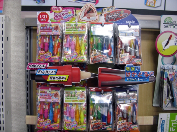 キャップとクリップが一体化した「もちかたキャップジョイント★アーマー」三角形状で、正しく持て疲れにくい