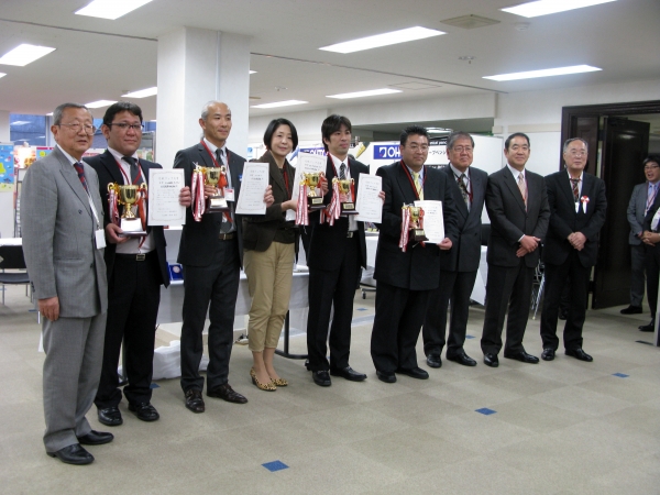文紙フェア　受賞式　左から 北星鉛筆  アピカ BICジャパン 共栄プラスチック セメダイン