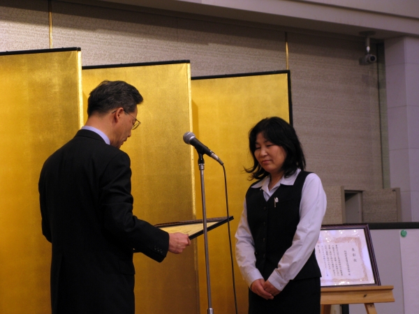永年の功績が認められ優良職員として県知事表彰を授与された中野さん
