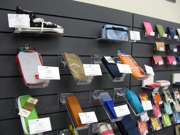 靴売場で使用している什器を文具にも　ＭＤＳ提案