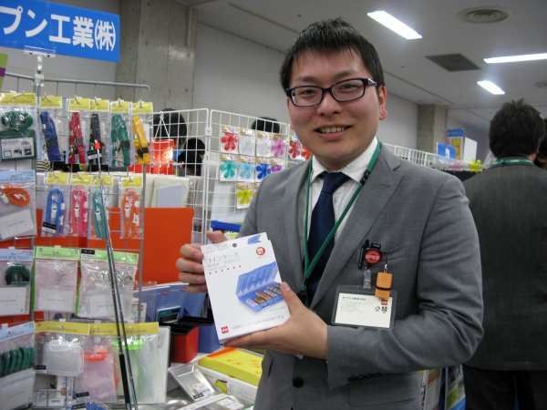 これ売れてます。10枚毎に仕切り付で、コインの枚数計算がカンタン。「コインケースM-650」オープン工業