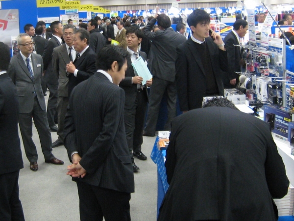 たくさんの人で賑う会場内