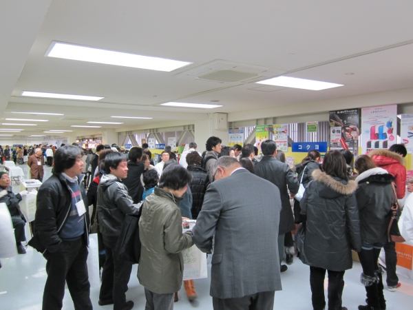 賑わう会場