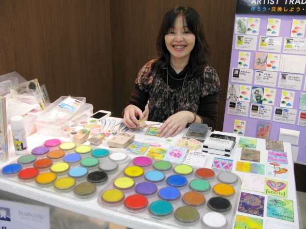 新しいドライタイプの色材「パンパステル」を用いたＡＴＣ実演。今回もモデルはnaoさん。　ホルベイン画材