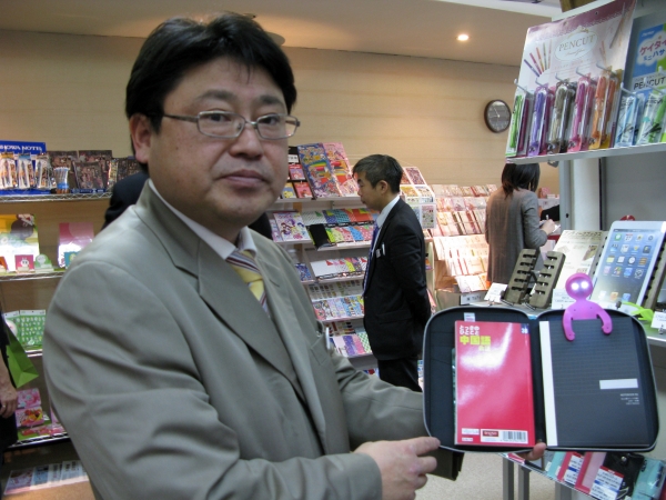 ボディも動かせ、携帯でき、読書灯としても使えます。レイメイ藤井