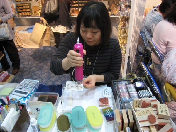 スタンプを使って絵はがきを作る実演（こどものかお）