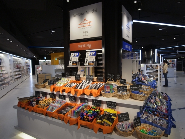 限定記念商品から「トンボ鉛筆完全ブック」まで展示されたＢ１文房具売場のｍａｒｃｈｅ