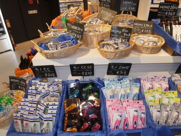 市場（マルシェ）のような感覚で、トンボ製品に触れられる