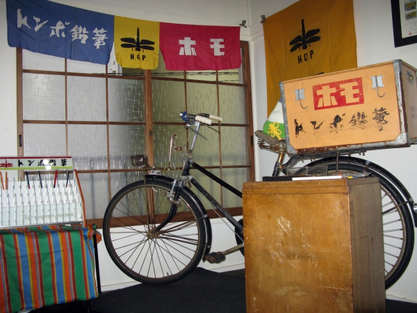 1957（昭和32年）秋に販売店用ノベルティは、自転車での配達時に雨に濡れないよう「防水加工シート」