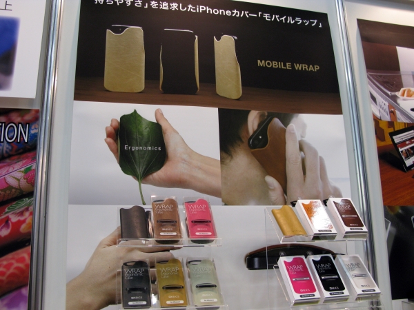 独特なアーチ構造で『包む』ことにより快適な持ちやすさに。iphoneカバー「ＭＯＢＩＬＥ　ＷＲＡＰ」ｍｏｍｅｎｔｓ