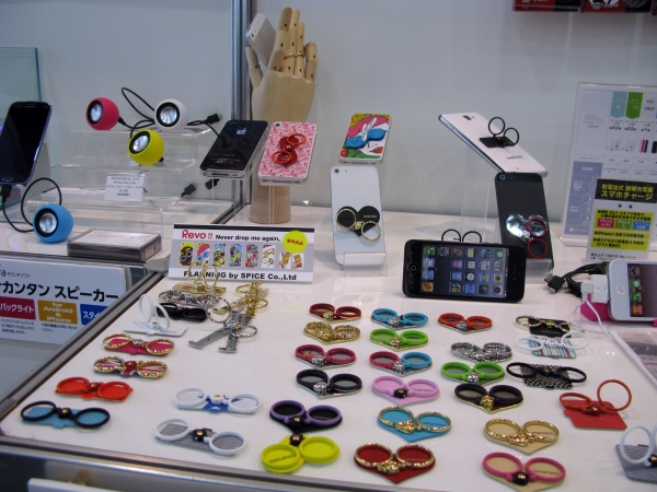 スマホを片手で簡単操作。スタンド機能付きフィンガーホルダー「Smarpea（スマーピー）」アイピーフォー