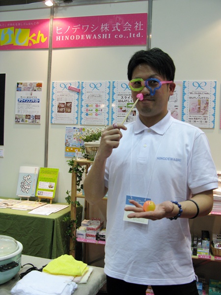 お湯であたためれば好きな形が何度でもつくれる優れもの「おゆまる」実演中　ヒノデワシ