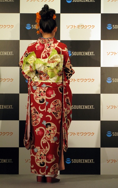 あの大物タレントがスペシャルゲストで登場 ソースネクスト 海外事業戦略発表会 オフィスマガジン Online