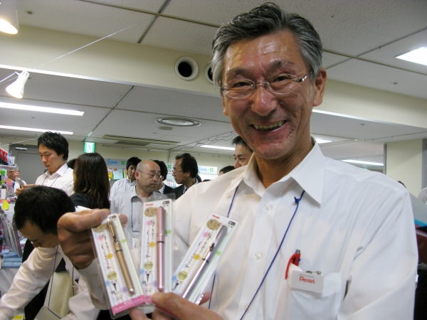 マイ筆ペンをさっとカバンの中から取り出して書いている人ってカッコいいです！携帯筆ペン「きらり」ぺんてる