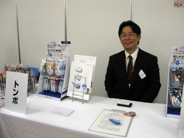 金沢大学・柴田教授と共同開発　自然に持て正確に使える人間工学形状修正テープ「ＭＯＮＯ ｅｒｇｏ」トンボ鉛筆