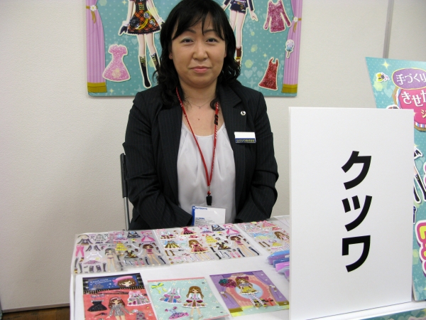 ラメシールになるペンで色を塗り、オリジナルシールをつくる「手づくりきせかえぬりえシールセット」クツワ